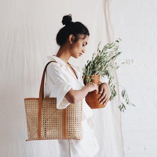Woman carrying the Margot bag from Bembien