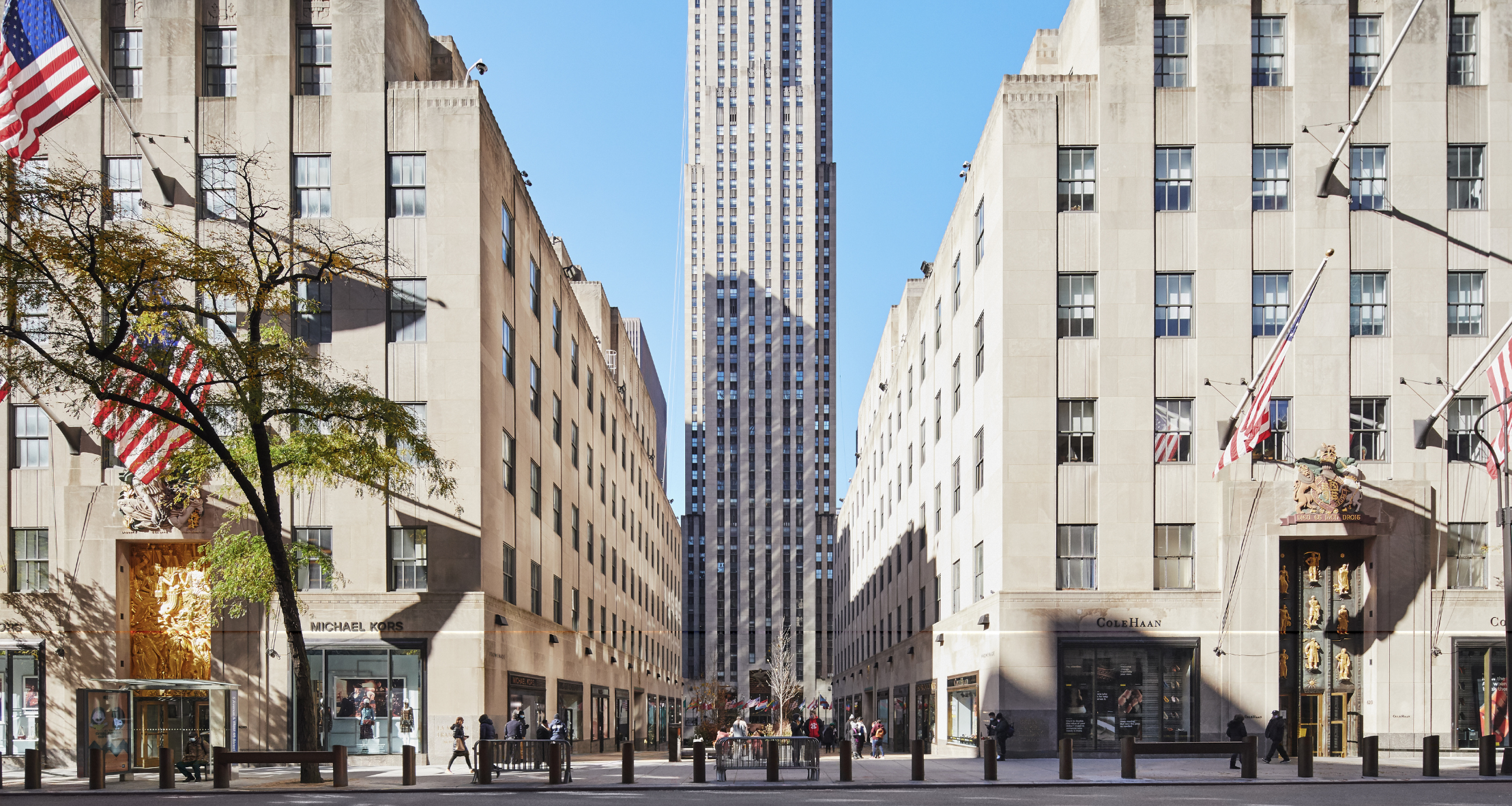 The entrance of the Channel Gardens with 30 Rock in the background